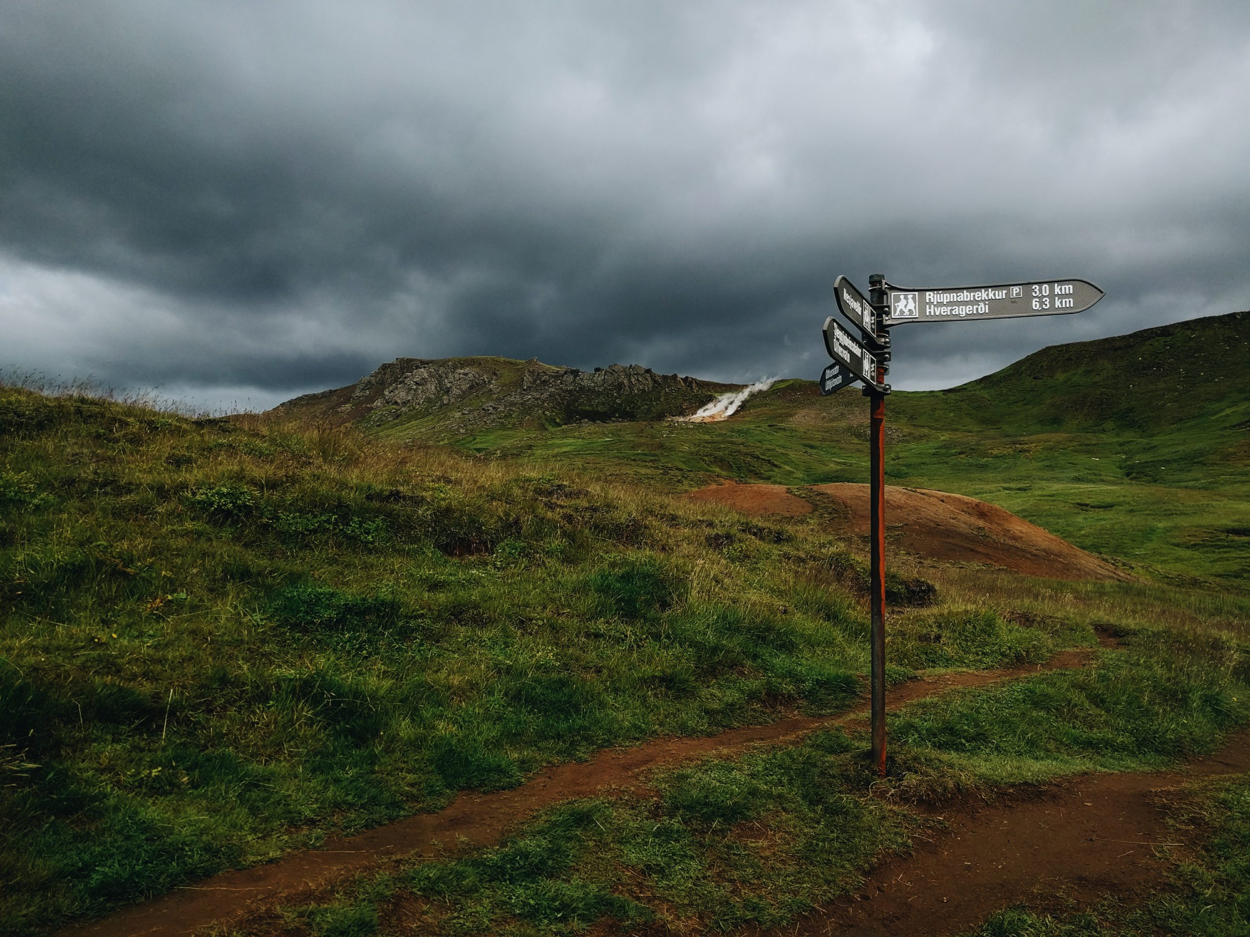 Hiking signage showing the way to Hveragerdi